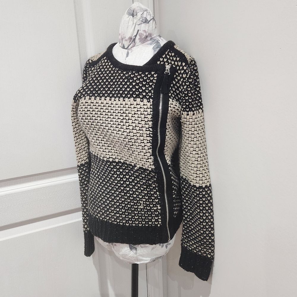 Two toned sweater with side zip